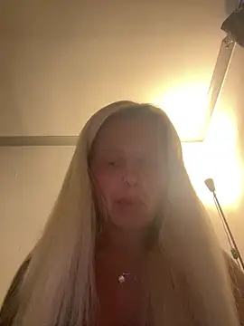 BlondeMilfXo live cam on StripChat