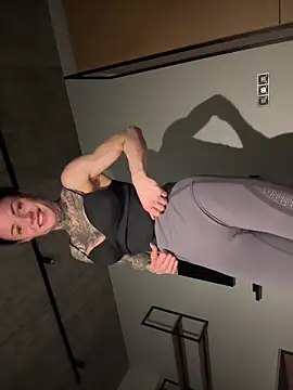 SkinnyLilly live cam on StripChat