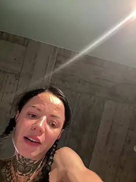 SkinnyLilly live cam on StripChat
