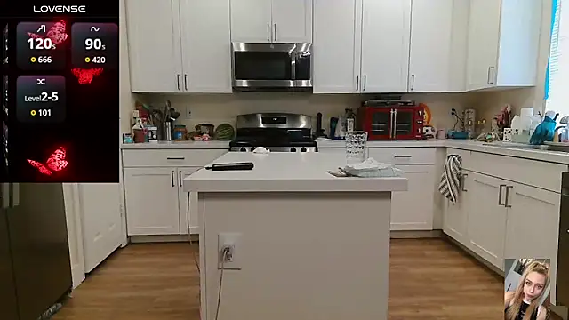 Blondiewithanass webcam