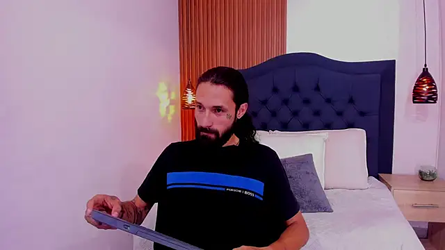 Hisoka_011 live cam on StripChat
