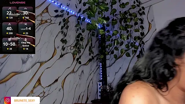 sexy_brunette_12 webcam