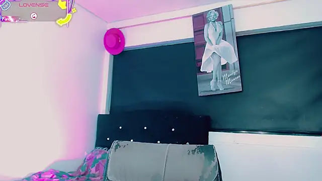 Kendall_hornyy live cam on StripChat