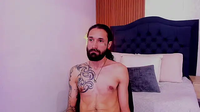 Hisoka_011 live cam on StripChat