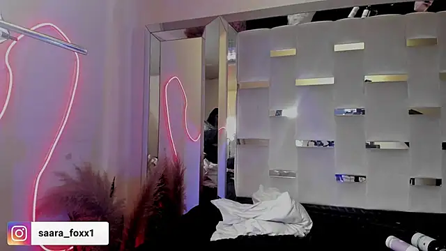 Sara_Foxx1 webcam