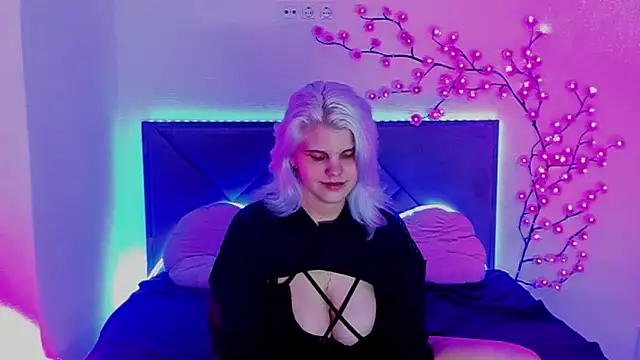 JoannLowe live cam on StripChat