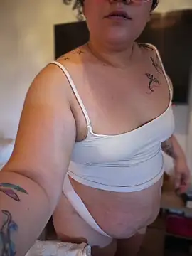 CurlyMilf_Vannexxxa webcam