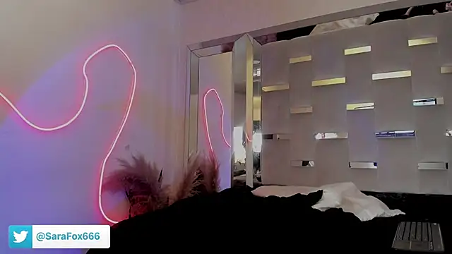 Sara_Foxx1 webcam
