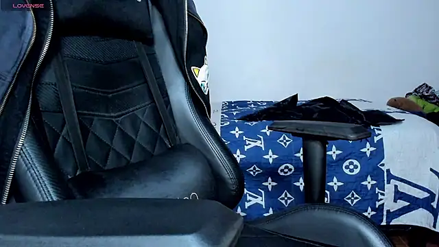 Tommy_Bred live cam on StripChat