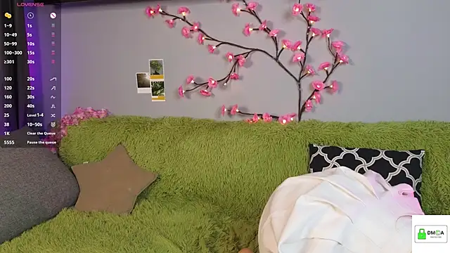 HellyCherry live cam on StripChat