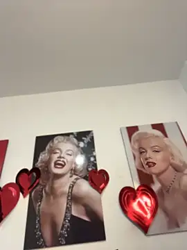 MiaBlonde1 live cam on StripChat