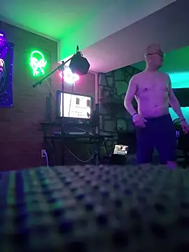 chronic_vibez (Ask my age) - #american #balds #big-cocks #cum-play #cumshot #daddies #hd #masturbation #mobile #muscular #orgasm #recordable-publics #short-hair #shower #small-audience #smoking #straight #white
