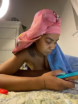 TheRealOshunQueen webcam