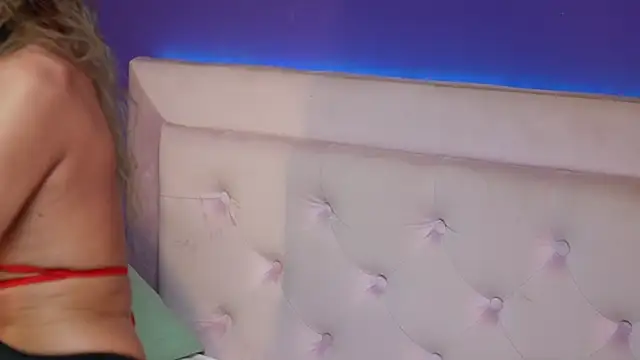 NaomiAmora webcam