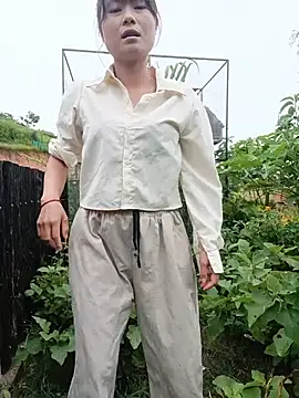 Linda-yiyi live cam