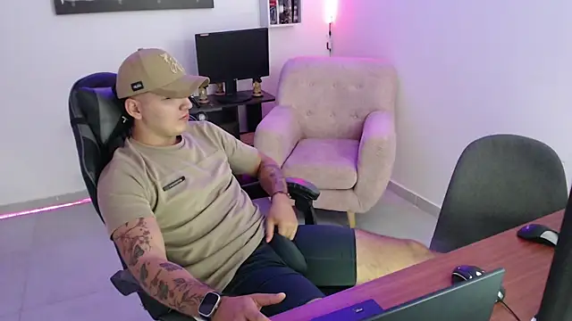 Thiago_420 live cam on StripChat