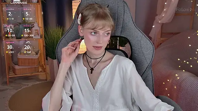 kiramontoya (F young) - Tease us with your butt