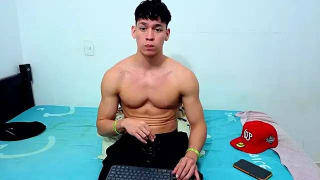Luke_Muscle webcam