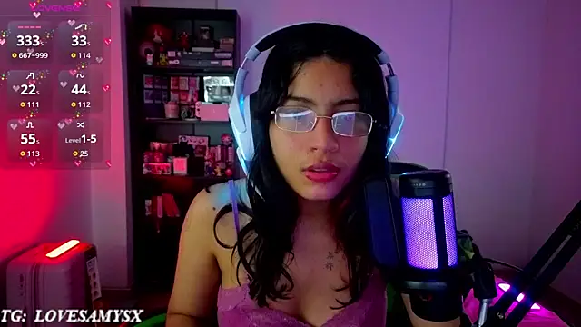 Lovelyamyy live cam on StripChat