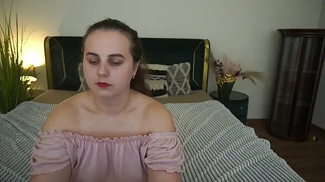 MikaFoxy webcam