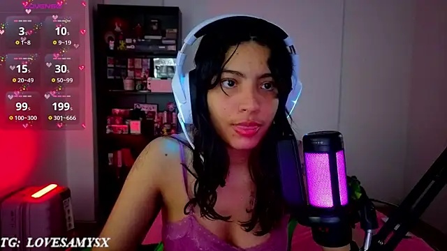 Lovelyamyy live cam on StripChat