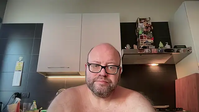 theitalianbear live cam on StripChat