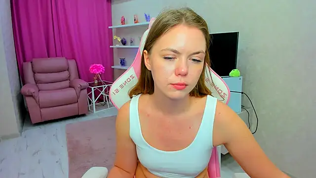 Strawberrye live cam on StripChat