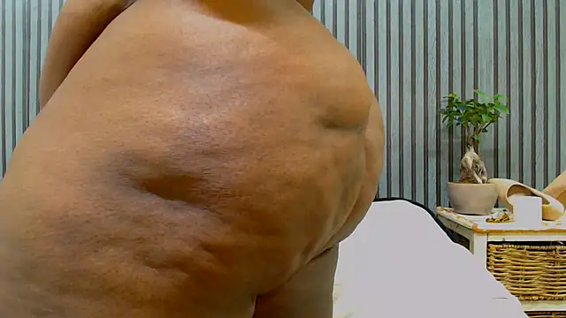ROYALASS25 webcam