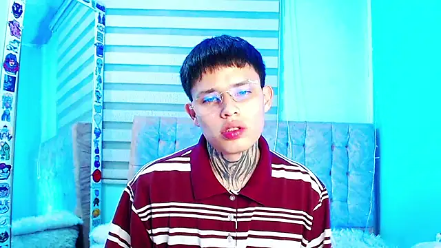 _justinmoon2 live cam on StripChat