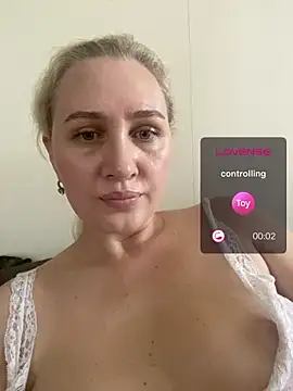 YourBlondee webcam