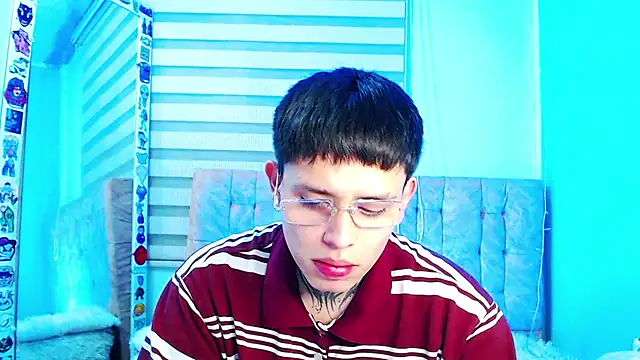 _justinmoon2 live cam on StripChat