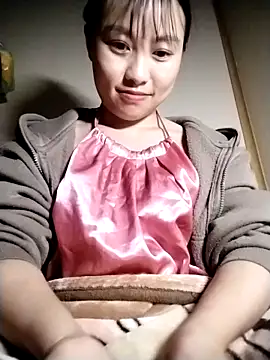 Cherry-squirtt live cam on StripChat