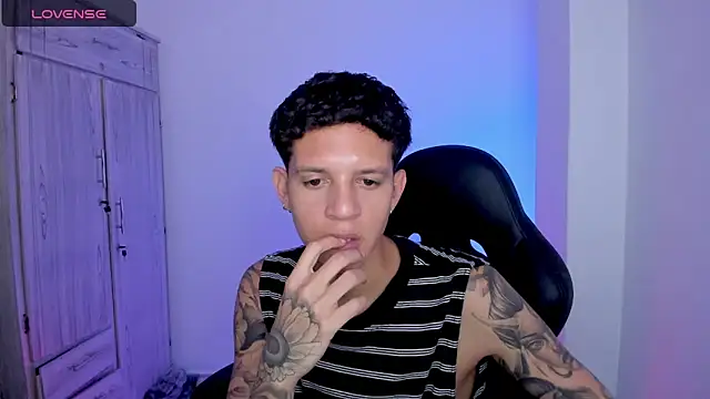 tylernova live cam on StripChat