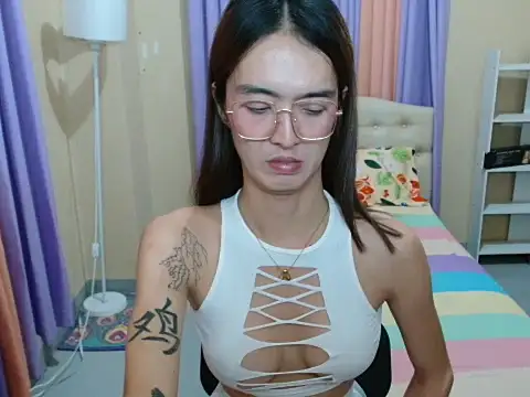 XxTsUncutAskaxX webcam