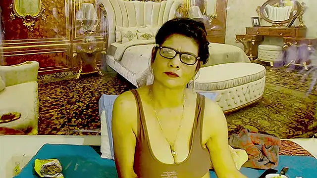 IndianAllure live cam on StripChat