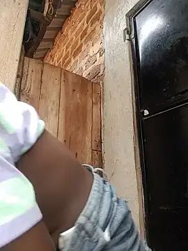 Black_juicy24 webcam