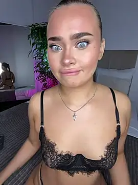 MonicaWestt webcam