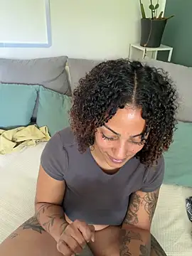 SweetPetiteNoir live cam on StripChat