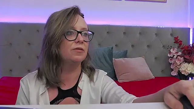 MaddyVelvet live cam on StripChat