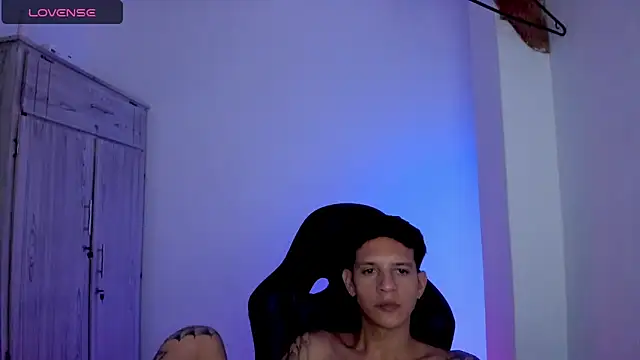 tylernova live cam on StripChat