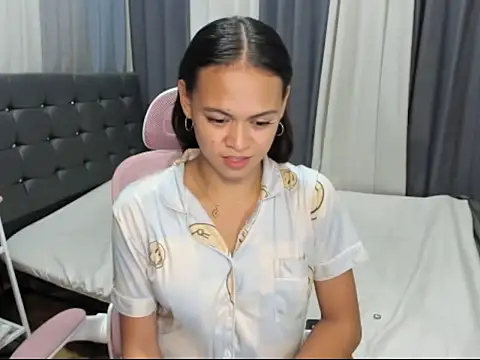 XTsUncutMargauxX webcam