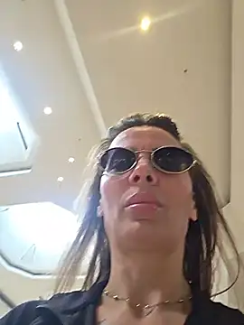 QuenMonicaUK webcam