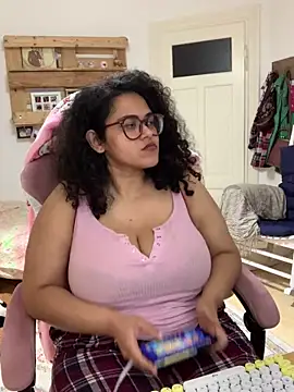 Curvydesifromgermany webcam