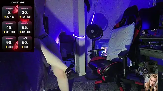 Blondiewithanass webcam