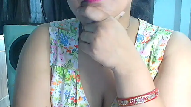 SimmiQueen_77 webcam
