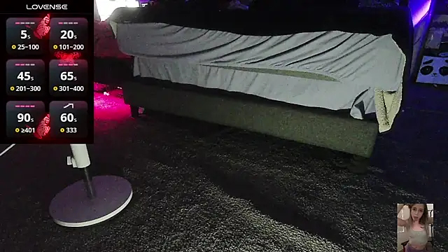 Blondiewithanass webcam