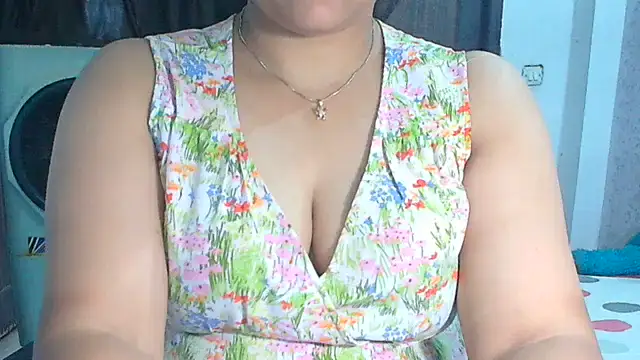 SimmiQueen_77 live sex cam