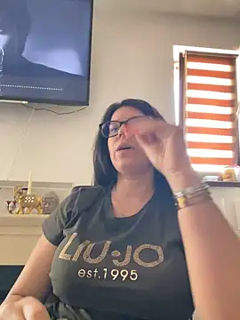 NadiraNoor live cam on StripChat