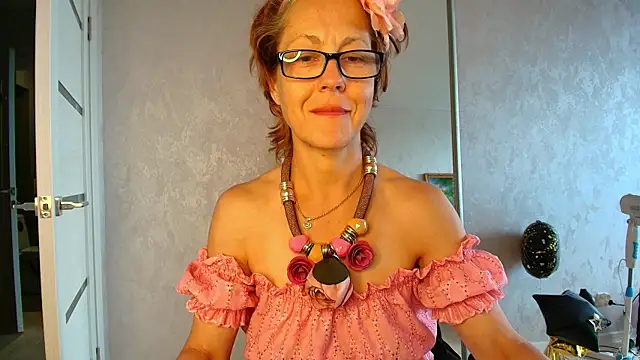 LioraWeiss live cam on StripChat