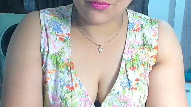 SimmiQueen_77 webcam
